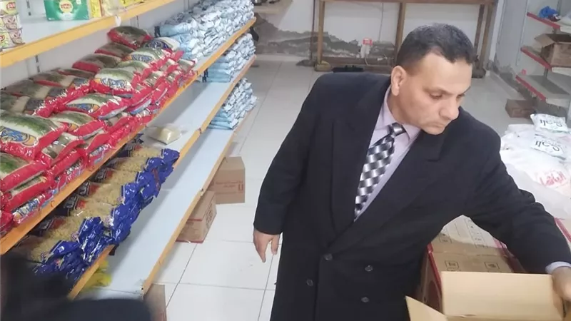 وكيل تموين الإسكندرية يقود حملة على المنافذ لمتابعة صرف المنحة