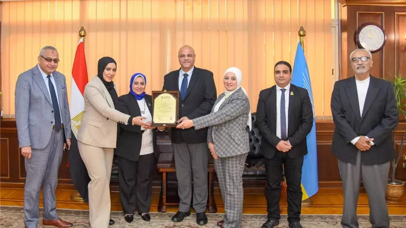 محافظة الإسكندرية تتسلم شهادة 