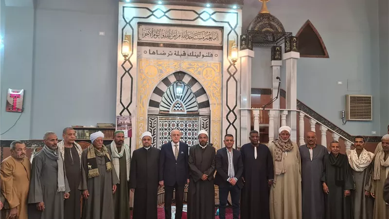 محافظ الأقصر يؤدي صلاة التراويح بمسجد أبو بكر الصديق