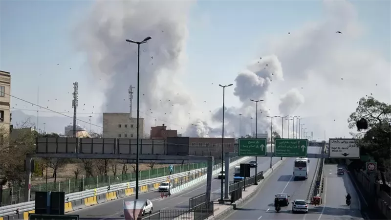  الإذاعة والتلفزيون الإيرانية: إصابة 30 شخصًا في غارات أمريكية وإسرائيل