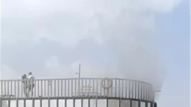 إخماد حريق داخل مركب بكورنيش النيل 