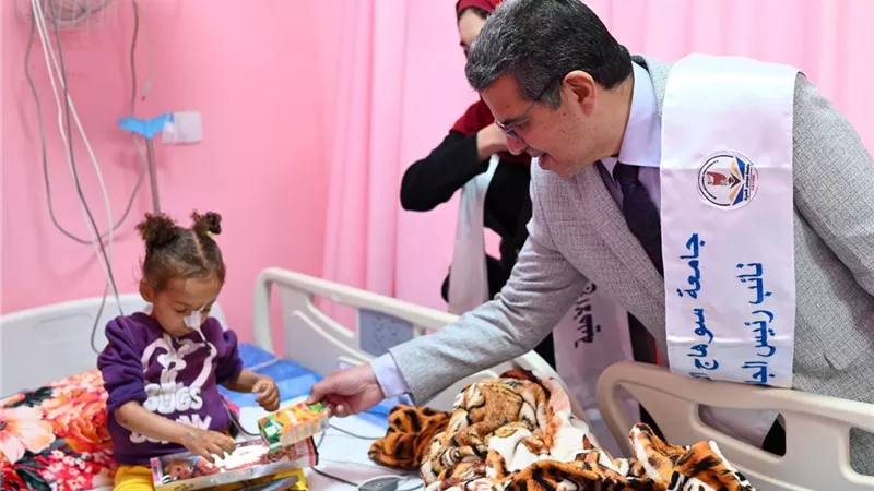بقلوب رحيمة..  طلاب سوهاج الأهلية يداوون آلام الصغار بالابتسامة