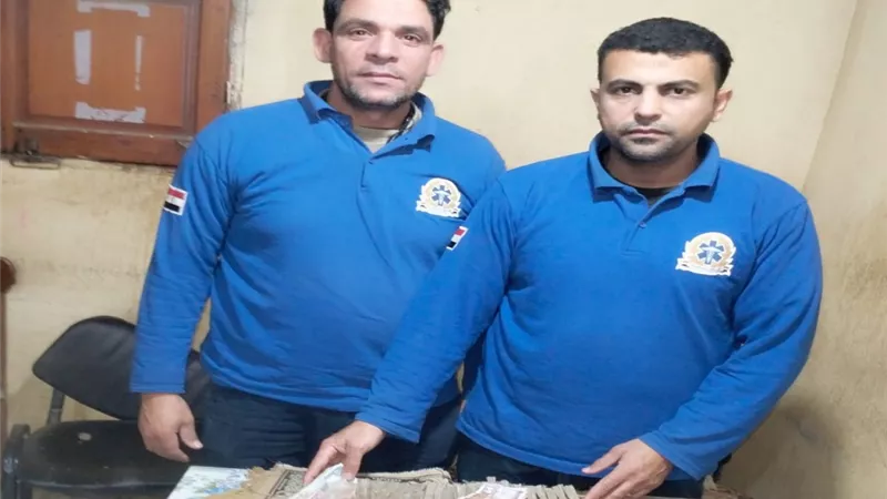 مسعفان بالغربية يسلمان 140 ألف جنيه عثرا عليه داخل سيارة بحادث بطريق طنطا