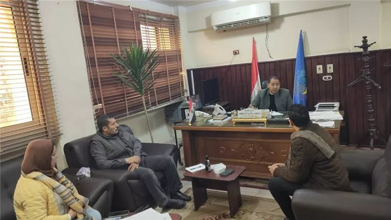 رئيس مركز المحمودية يستجيب لمطالب 20 مواطنا       