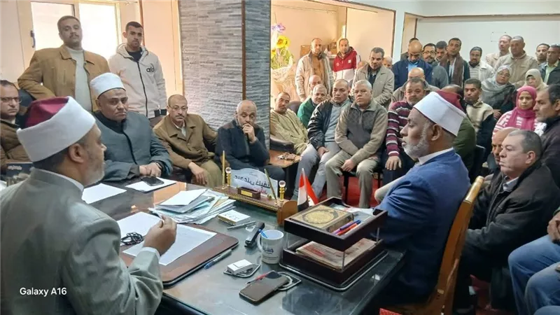 وكيل أوقاف أسيوط يجتمع بالعاملين ويشدد على الانضباط وخدمة المواطن