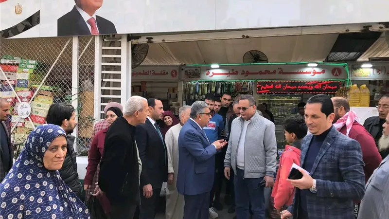محافظ الدقهلية يتفقد معرض السلع ومنفذ بيع الخبز بمنطقة قناة السويس