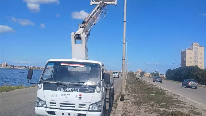 استمرار أعمال رفع كفاءة شبكة الإنارة العامة بمدينة بلطيم