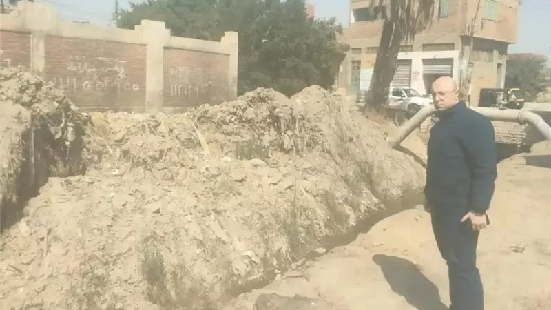 إحالة رئيس وسكرتير قرية قصر رشوان للتحقيق بعد جولة مفاجئة لمحافظ الفيوم