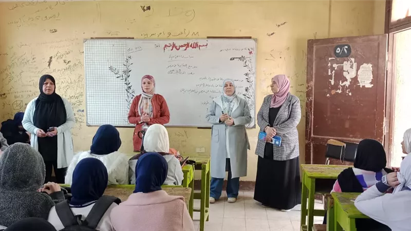 جامعة بنها تنظم قوافل تثقيفية وصحية لطلاب مدرسة سمير ناصف الإعدادية بشبلنج