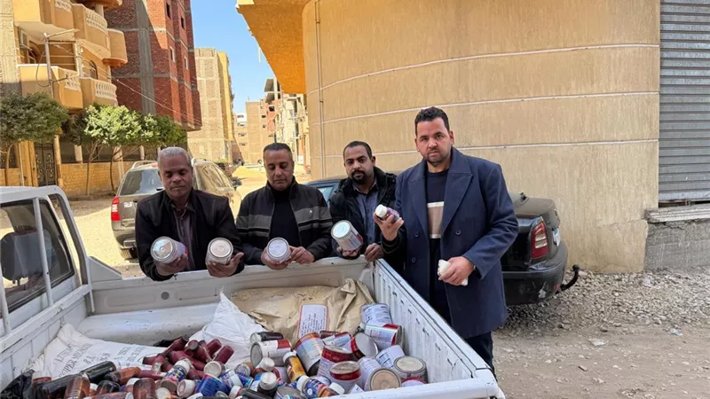 ضبط سلع مجهولة المصدر خلال حملات تموينية على الأسواق والمخابز بالأقصر