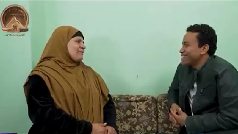 سامح حسين يهدي عمرة ومساعدة مالية لربة منزل في 