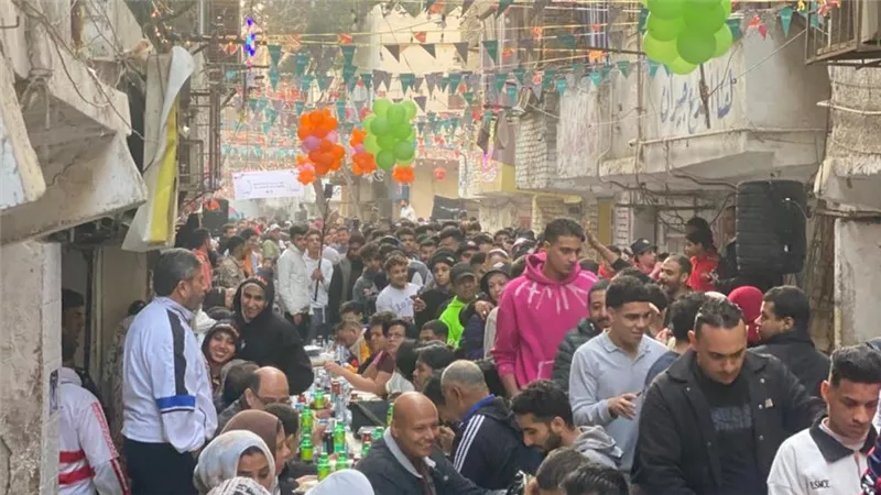 فرحة أهالي المطرية في أكبر مائدة إفطار | صور