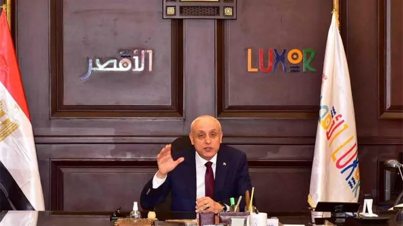 الأقصر تطبق قانون انتظار المركبات وتحسين السيولة المرورية بالشوارع 