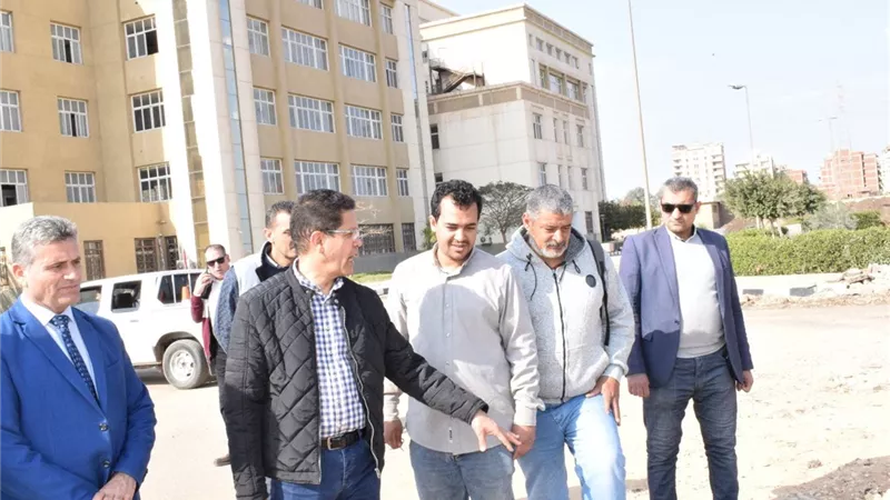 رئيس جامعة بنها يتفقد زراعة النخيل بكليتي الحقوق وعلوم الرياضة بكفر سعد