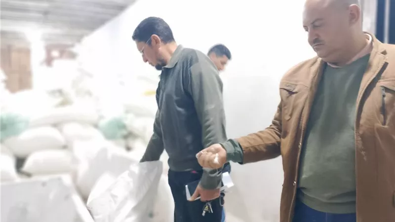 قبل إعادة تدويرها.. ضبط 7.6 طن مكرونة فاسدة داخل مصنع بالبحيرة