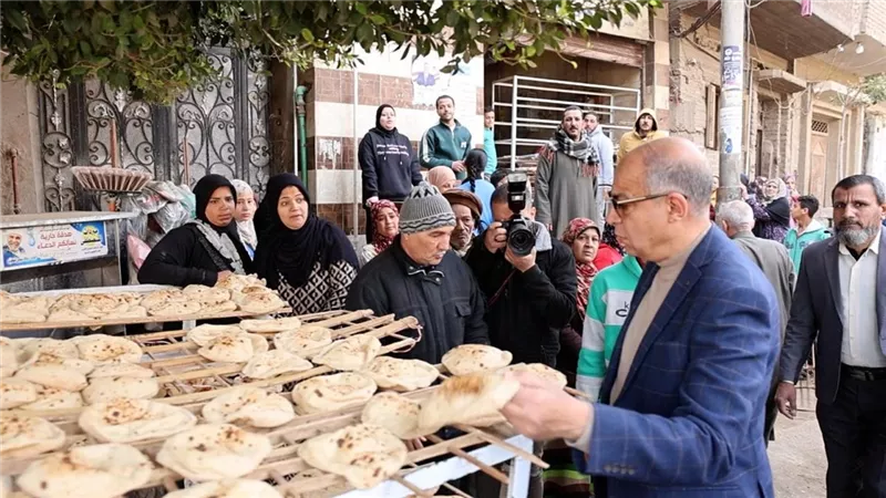 محافظ المنيا يتفقد عدداً من الأسواق والمخابز للاطمئنان على توافر السلع 