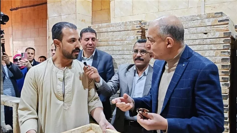 محافظ المنيا يقوم بجولة ميدانية بقرية تلة لسماع مطالب الأهالي مباشرة