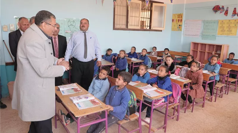 مدير تعليم الوادى يشدد على التزام المعلمين بخطة المناهج الدراسية
