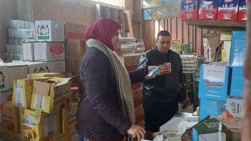 حملات تموينية بالدقهلية تضبط أكثر من طن سلع غذائية مجهولة المصدر وتحرر 89 