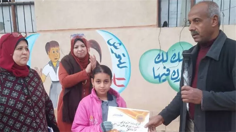 التلميذة الأمينة.. تكريم طفلة في فرشوط بعد إعادتها 17 ألف جنيه لصاحبها