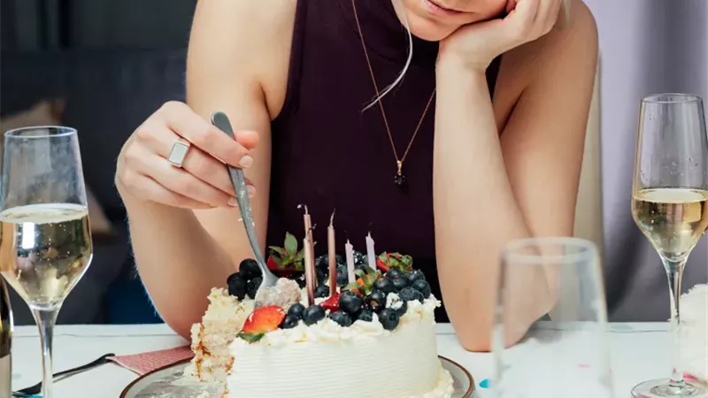 انتظرت المفاجأة طوال اليوم.. امرأة منزعجة من نسيان عائلتها لعيد ميلادها