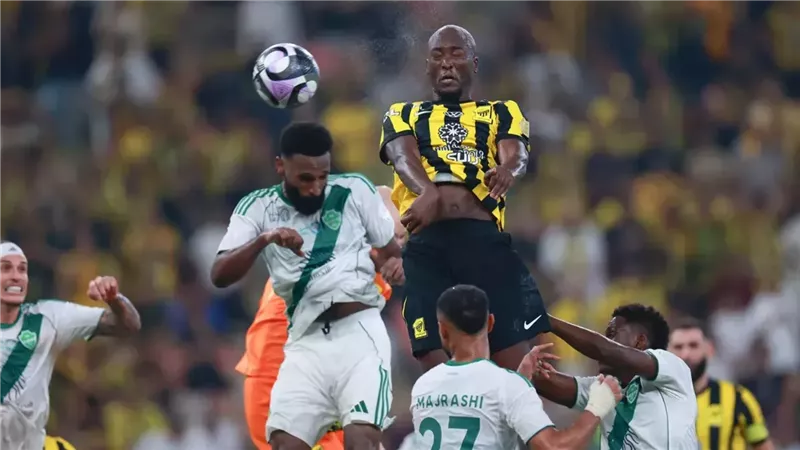 التشكيل المتوقع للأهلي والاتحاد بقمة اليوم في دوري روشن للمحترفين 