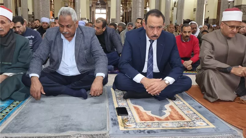 محافظ سوهاج يؤدي صلاة الجمعة بمسجد العارف بالله ويلتقي المواطنين