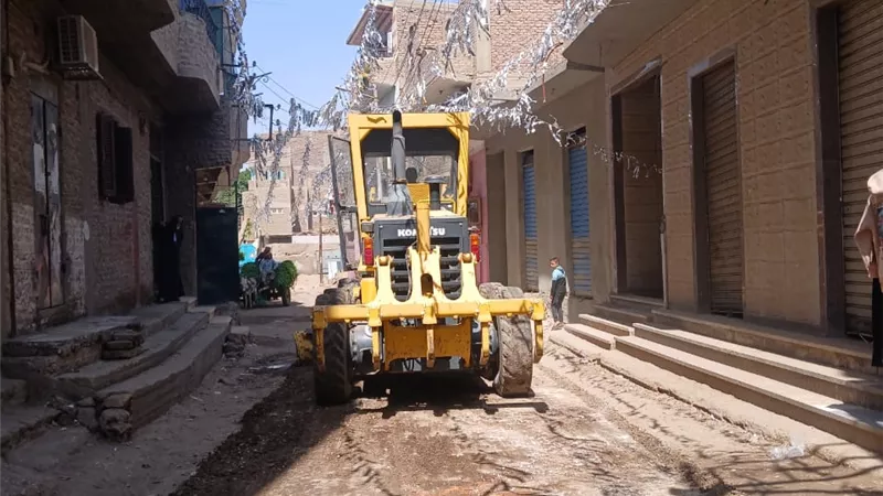 رئيس مركز القرنة يقود حملة نظافة ويؤكد استمرار تحسين الخدمات بالقرى