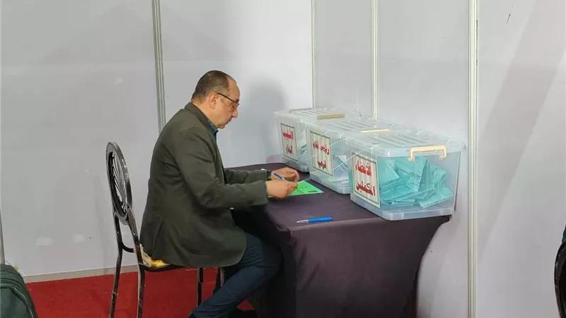 وزير قطاع الأعمال العام السابق يدلي بصوته في انتخابات نقابة المهندسين