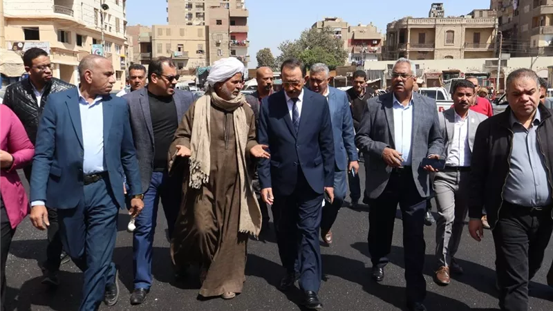 محافظ سوهاج يتفقد أعمال الرصف بمحيط المستشفى العام