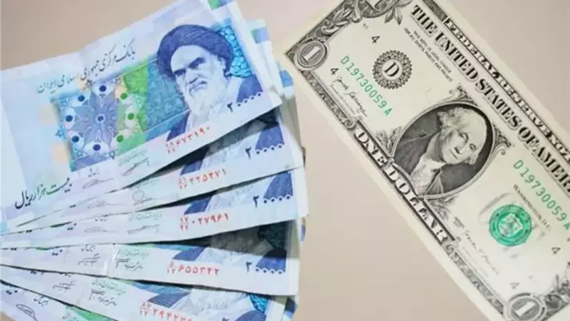 انهيار تاريخي لعملة إيران.. الدولار يقفز إلى 1.3 مليون ريال بسبب الحرب