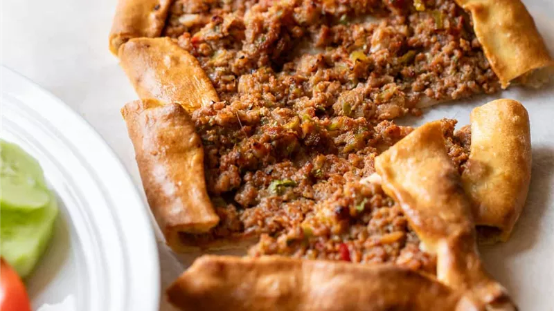 فطيرة اللحم بعجين التركية.. طبق متميز على الموائد الرمضانية