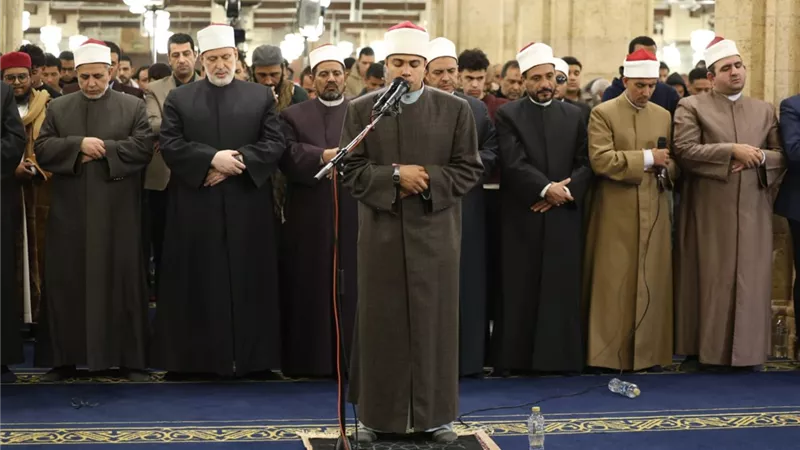 صوت واعد يصدح في رحاب الجامع الأزهر خلال صلاة التراويح.. صور