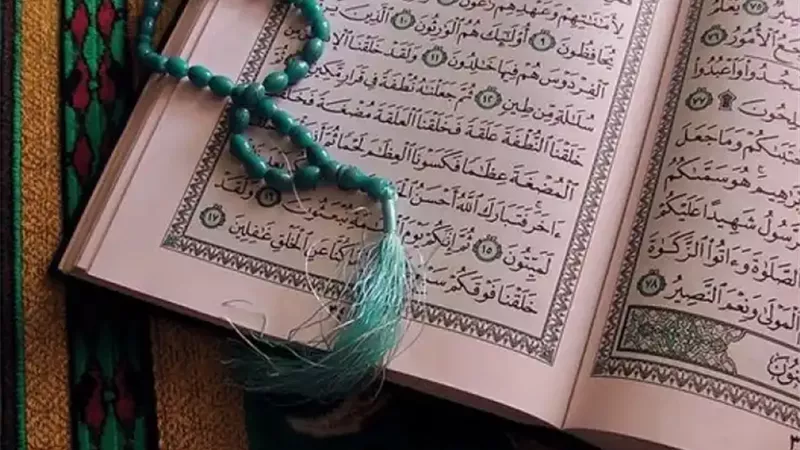 هل تشغيل القرآن أثناء النوم وعدم الاستماع إليه جائز شرعا؟ دار الإفتاء ترد