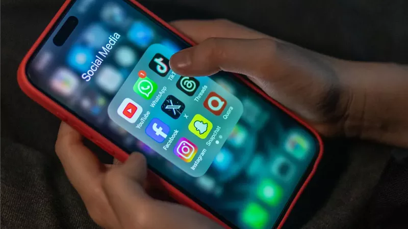 إندونيسيا تضع خطة للحد من وصول المراهقين إلى وسائل التواصل الاجتماعي