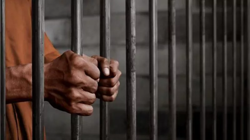 التحقيق مع متهم بعد تحطيم ميكروباص بعصا خشبية بالغربية 