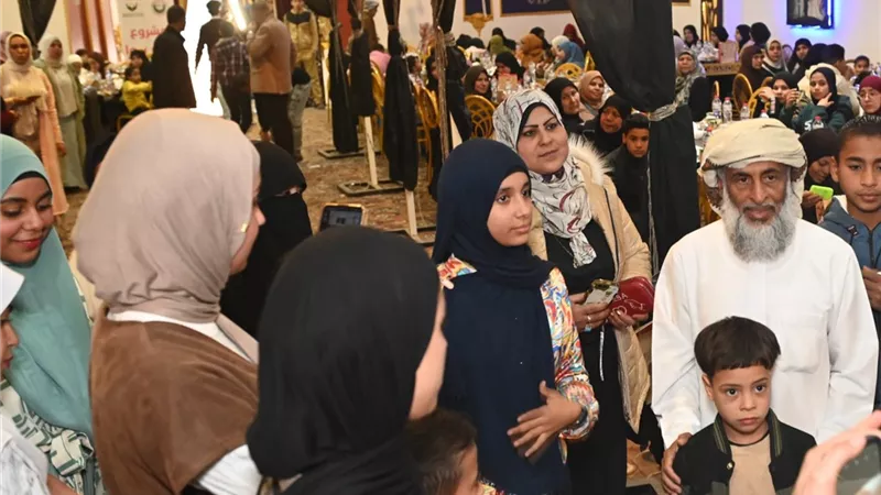 «نفطر سوا» في طهطا.. مائدة واحدة تجمع ألف صائم بقلوب عامرة بالمحبة