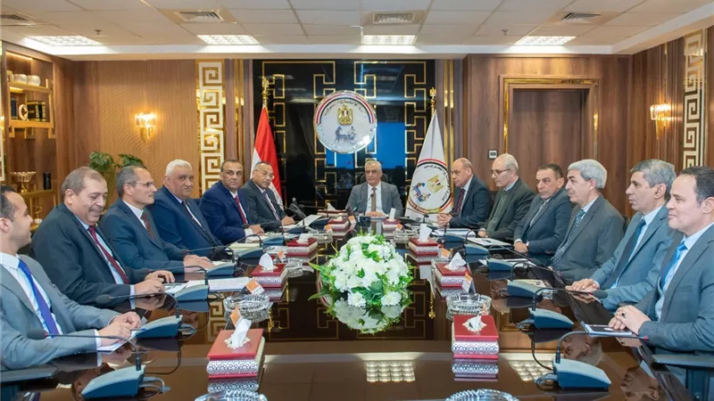 وزير الإنتاج الحربي يجتمع مع رؤساء مجالس إدارات الشركات المنتجة للذخائر