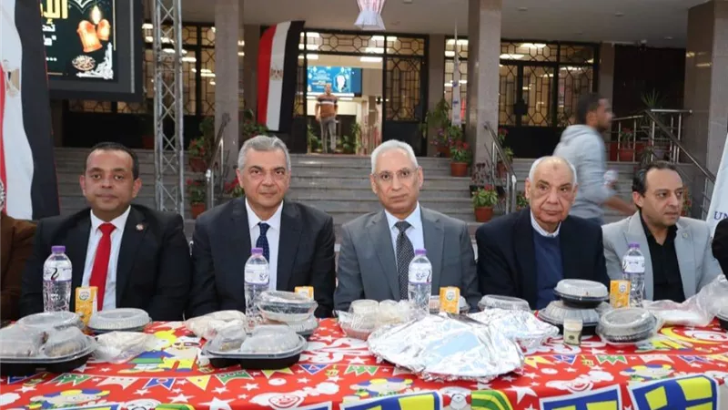 الألفة تجمع طلاب وأساتذة طب المنيا في أول إفطار جماعي بالكلية