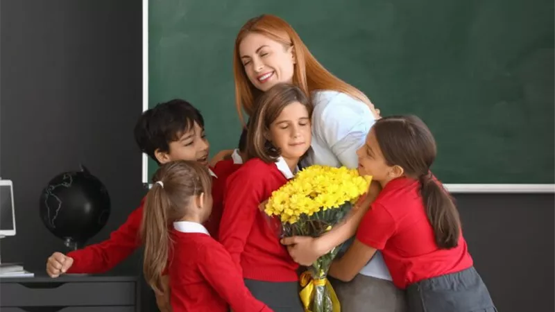 يوم المعلم في ألبانيا.. كيف تحول افتتاح أول مدرسة إلى يوم للاحتفال؟
