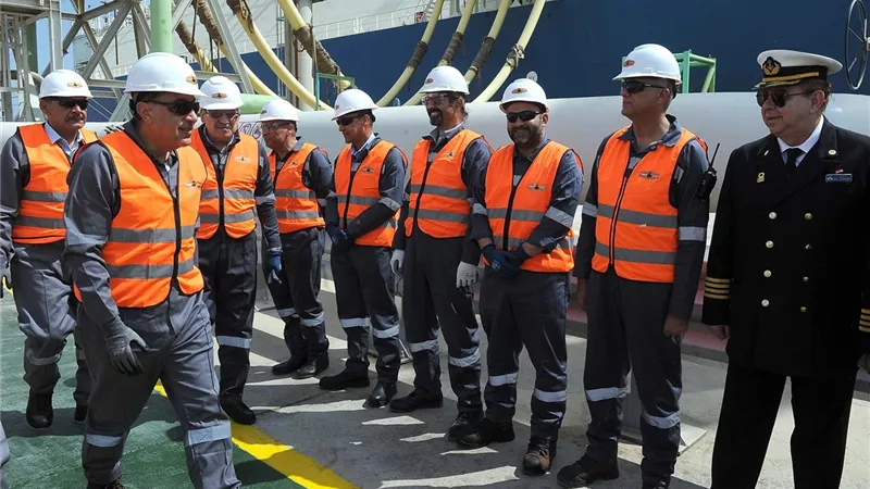 مدبولي يتفقد محطة المنتجات البترولية والغاز الطبيعي المسال بميناء سوميد 