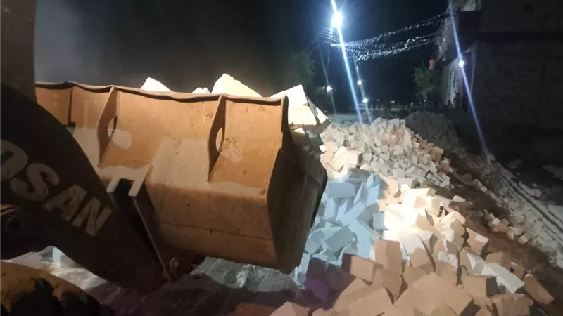 حملة ليلية توقف بناءً مخالفًا على أرض زراعية بقرية طوخ الخيل في المنيا