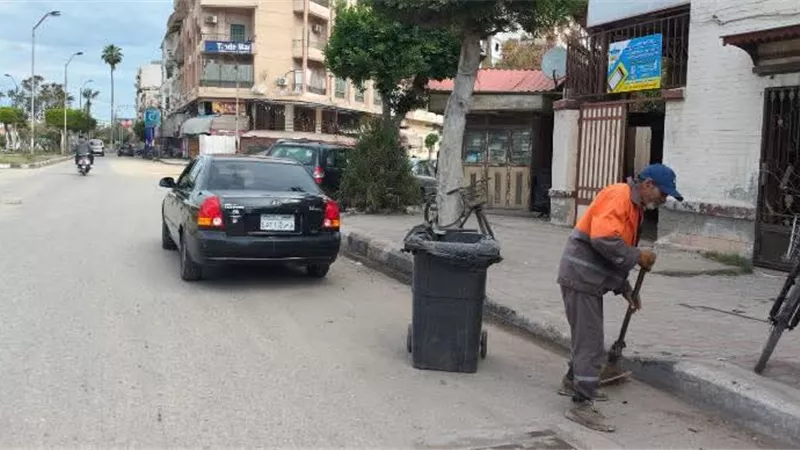 رئيس مدينة بورفؤاد تتابع جهود شركة نهضة مصر في رفع المخلفات بشارع الجزائر