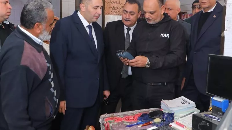 محافظ دمياط يتفقد فرع شركة تجارة الجملة للتأكد من توافر السلع الاستهلاكية 