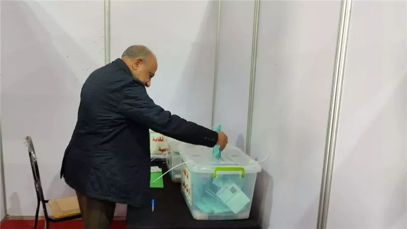 وزير الكهرباء يدلي بصوته في انتخابات نقابة المهندسين 2026