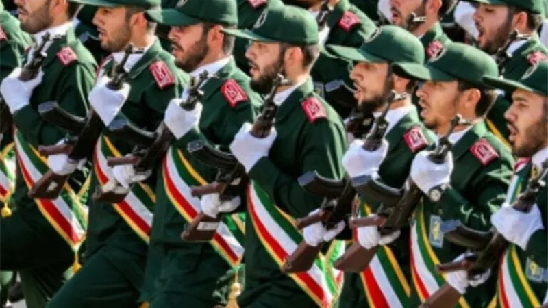 «إيران» ترفع سقف التهديدات وتتوعد أي قوة معادية بالإغراق في قاع الخليج