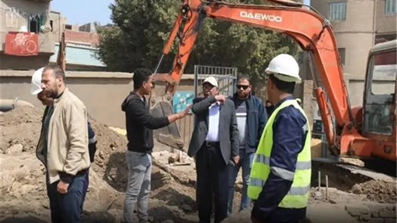 رئيس «مياه المنيا» يتفقد محطة تخليص الحديد والمنجنيز بقرية تندة