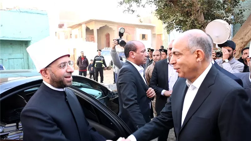 وزير الأوقاف ومحافظ المنيا يوزعان 15 جهاز عروسة و1000 كرتونة مواد غذائية 