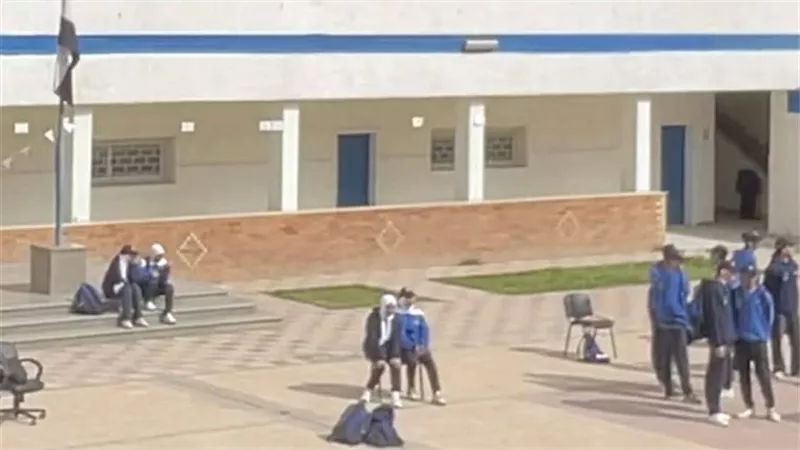 شكاوى طلابية من الوقوف تحت الشمس 3 ساعات بمدرسة WE بالمنصورة