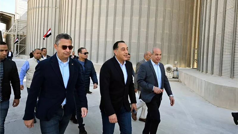 «مدبولي» يتفقد صومعة عتاقة خلال متابعته لمنظومة الغذاء|فيديو 